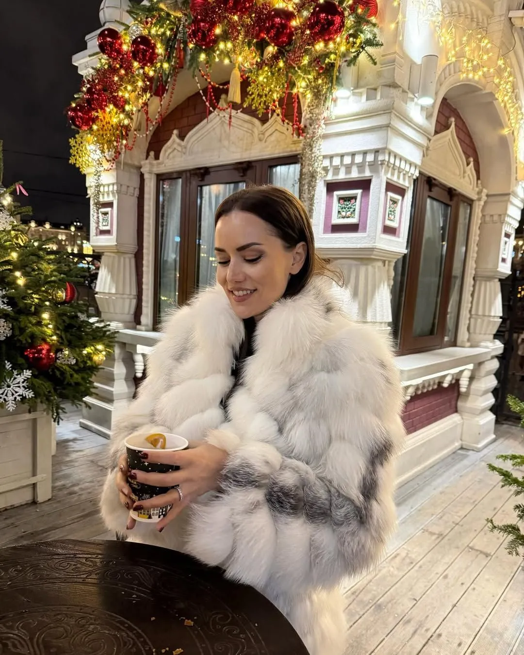 Fahriye Evcen'den Moskova'da aşk dolu paylaşım