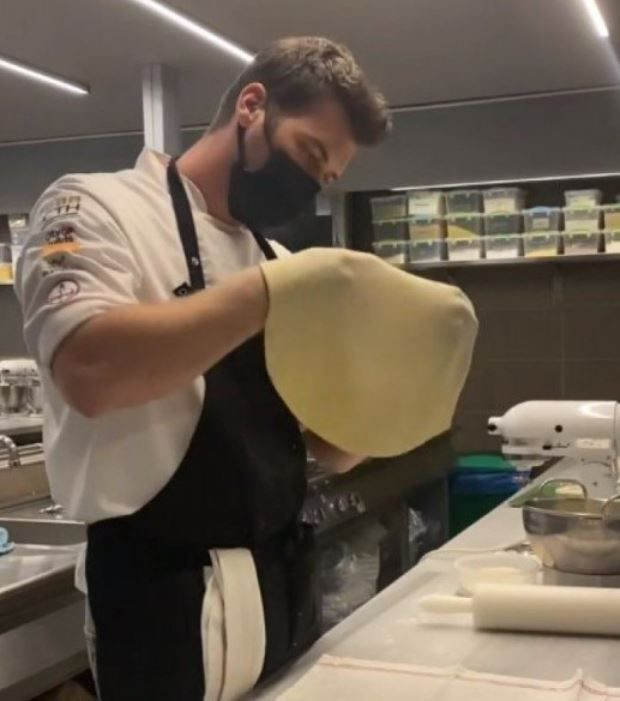 İngiltere'de aşçılık eğitimi alan Kıvanç Tatlıtuğ'un restoran açacağı iddia edildi
