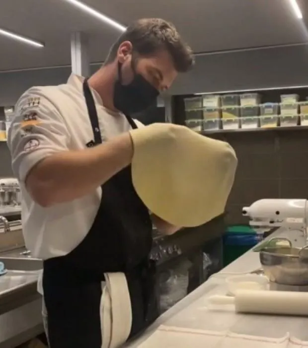 İngiltere'de aşçılık eğitimi alan Kıvanç Tatlıtuğ'un restoran açacağı iddia edildi