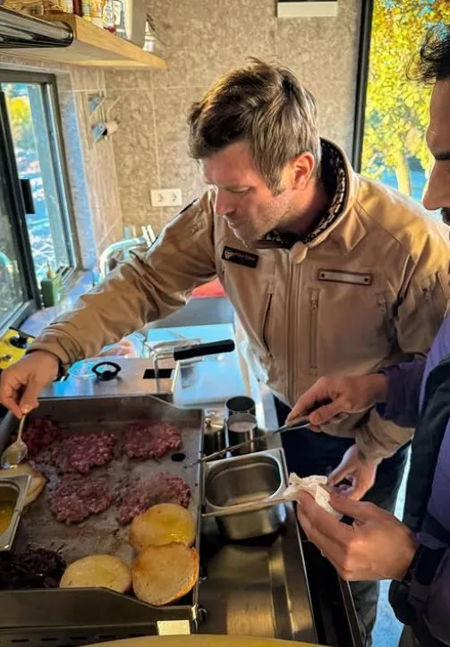 İngiltere'de aşçılık eğitimi alan Kıvanç Tatlıtuğ'un restoran açacağı iddia edildi