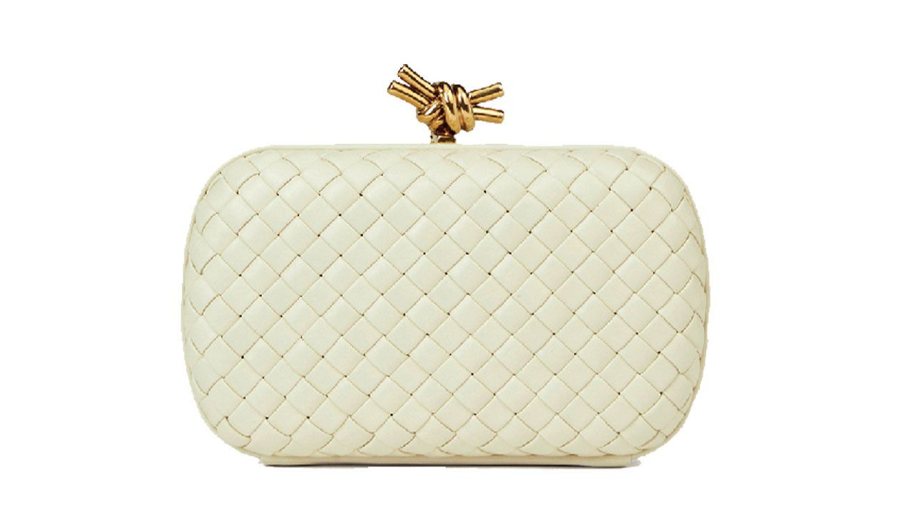 Asil beyaz: Tanışma, nişan ve düğün için 15 aksesuar önerisi