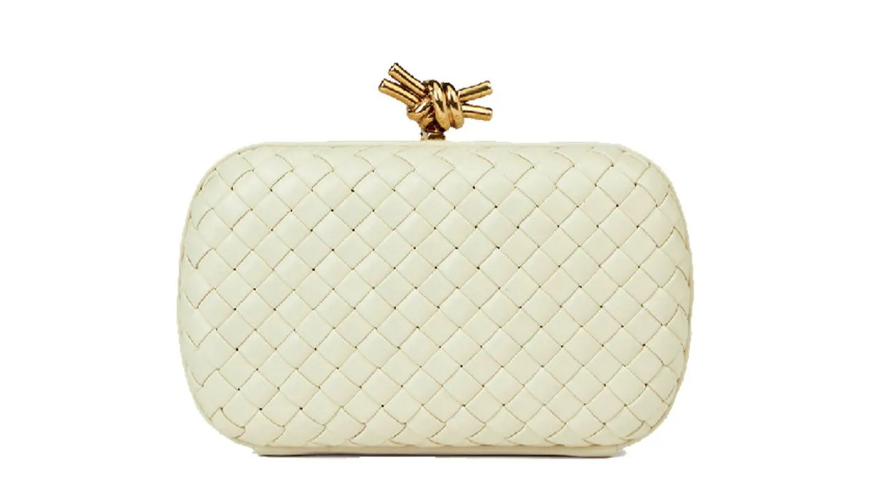 Asil beyaz: Tanışma, nişan ve düğün için 15 aksesuar önerisi