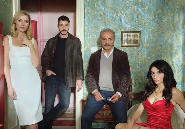 İnci Taneleri setinde aşk! Rıza Kocaoğlu kalbini Sera Kutlubey’e kaptırdı