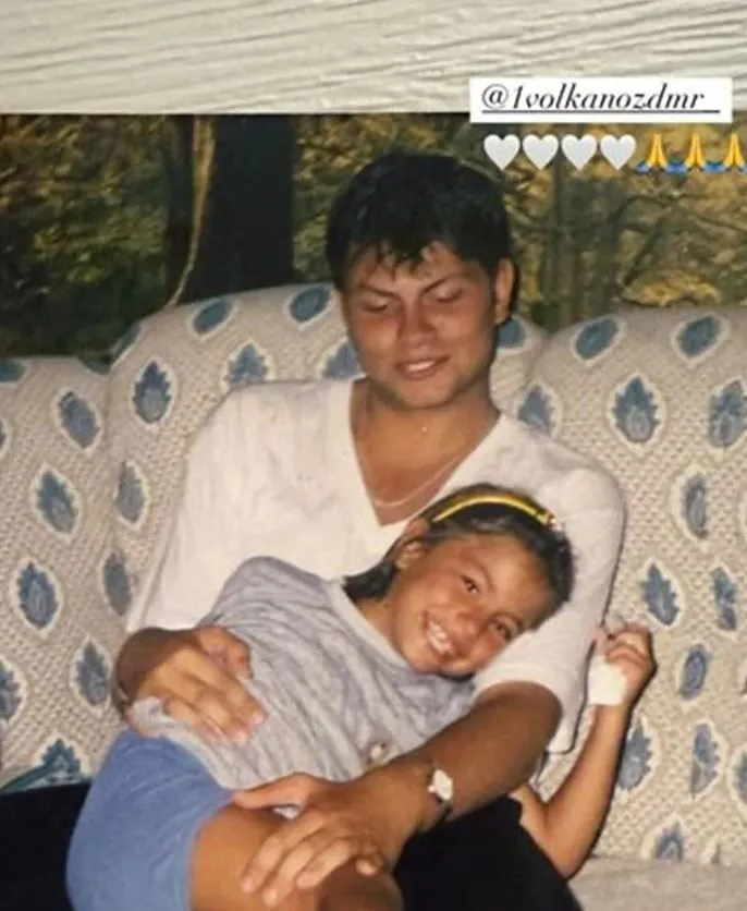 Demet Özdemir, abisiyle çocukluk fotoğrafını paylaştı! Takipçilerini eski yıllara götürdü