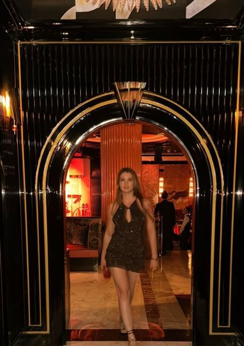Burcu Özberk, Dubai pozlarını paylaştı! Fit fiziği ile dikkat çekti