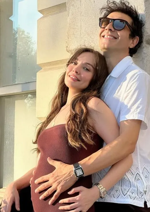 Cansel Elçin ile Zeynep Tuğçe Bayat, oğulları Atlas'ı kucaklarına aldı
