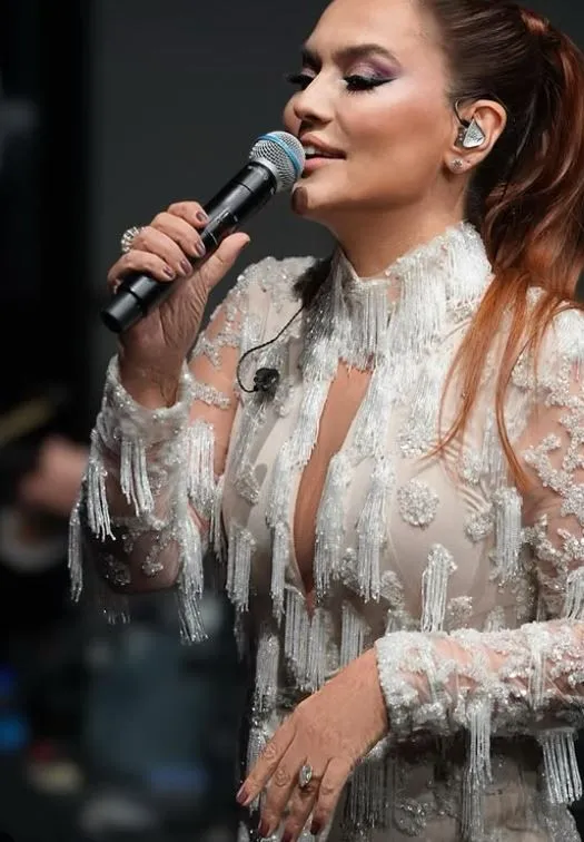 Demet Akalın'dan Hande Erçel'e övgü: Memleketin en güzel kızıdır nokta!