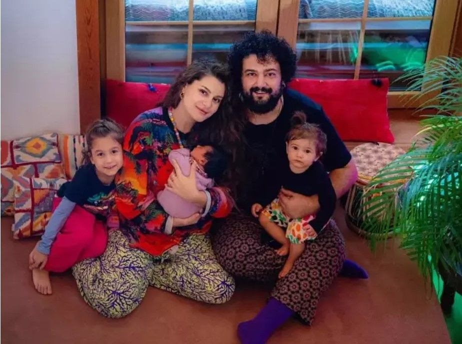 Atiye aşka geldi! Eşiyle dudak dudağa pozlarını yayınladı