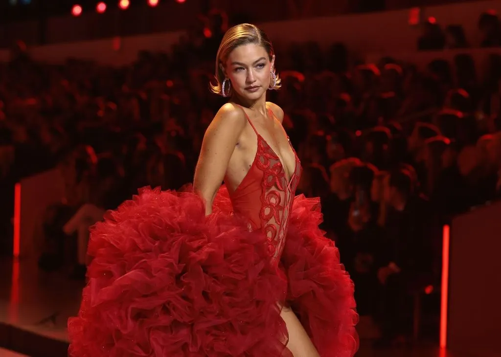 Gigi Hadid bu yılın en trend saç modeli ile: Dışarı doğru Bob
