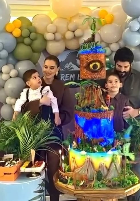 Fahriye Evcen ile Burak Özçivit'in oğlu Kerem Özçivit'e 2. yaş partisi: Çiçek kokulu oğlum...
