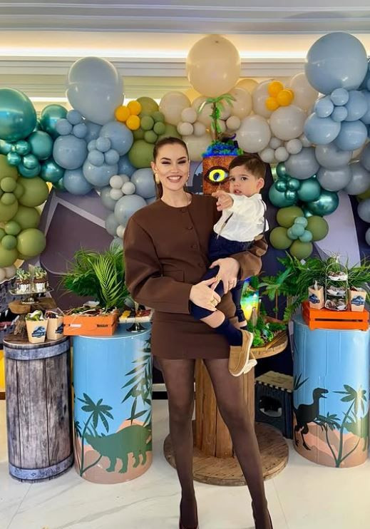 Fahriye Evcen ile Burak Özçivit'in oğlu Kerem Özçivit'e 2. yaş partisi: Çiçek kokulu oğlum...