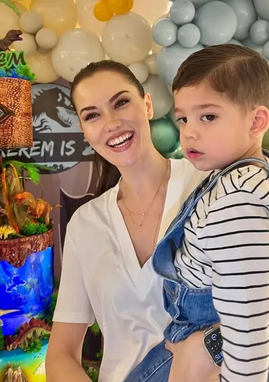 Fahriye Evcen ile Burak Özçivit'in oğlu Kerem Özçivit'e 2. yaş partisi: Çiçek kokulu oğlum...