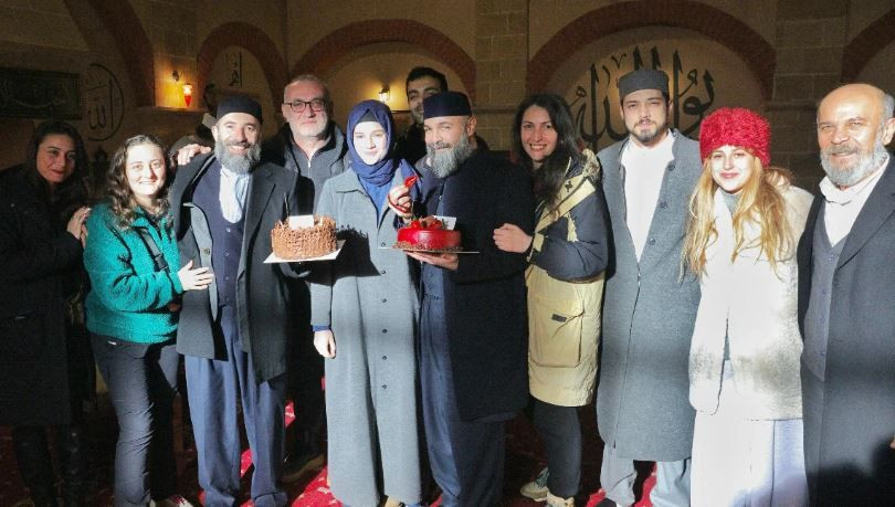 Kızıl Goncalar'ın Zeynep'i Mina Demirtaş, 17 yaşına girdi! Set ekibinden genç oyuncuya kutlama