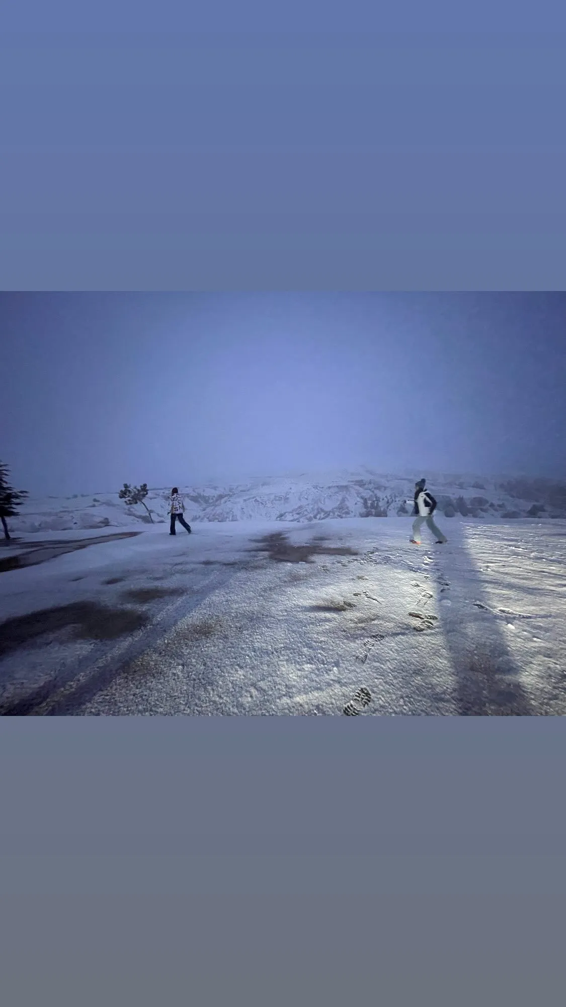 Tuba Büyüküstün ikizleriyle Kapadokya'da kar keyfi yaptı