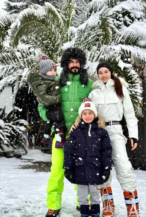 Fahriye Evcen, eşi Burak Özçivit ve oğullarıyla birlikte karın tadını çıkardı