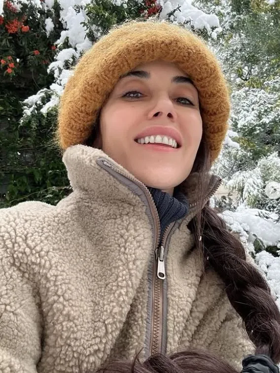 Cansu Dere kedisiyle birlikte kar keyfi yaptı