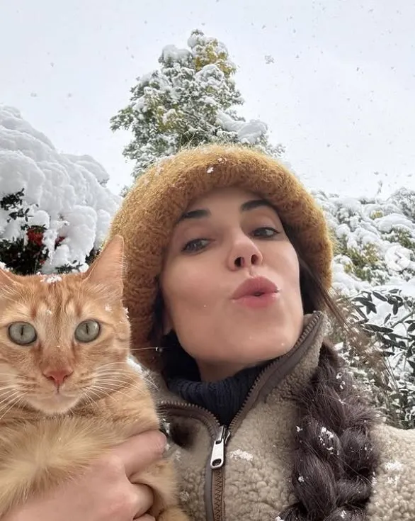 Cansu Dere kedisiyle birlikte kar keyfi yaptı