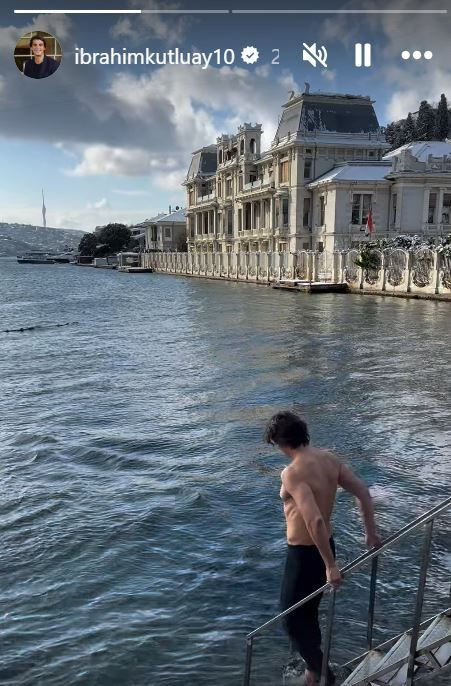 İbrahim Kutluay, karlı havada denize girdi