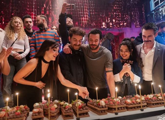 Hande Erçel ve Barış Arduç'lu "Aşkı Hatırla" dizisinin çekimleri tamamlandı