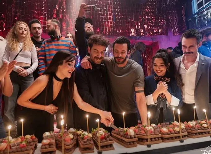 Hande Erçel ve Barış Arduç'lu "Aşkı Hatırla" dizisinin çekimleri tamamlandı