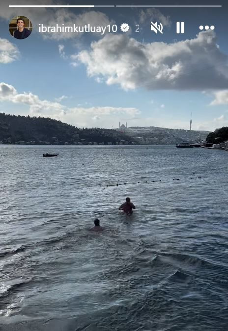 İbrahim Kutluay, karlı havada denize girdi