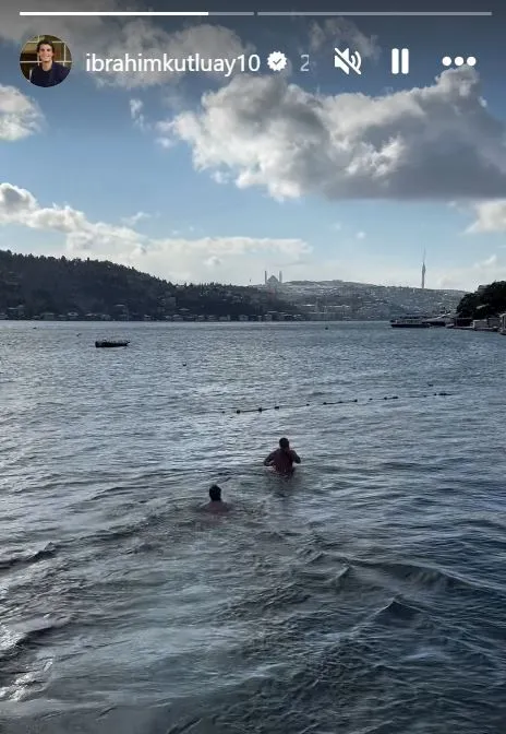 İbrahim Kutluay, karlı havada denize girdi