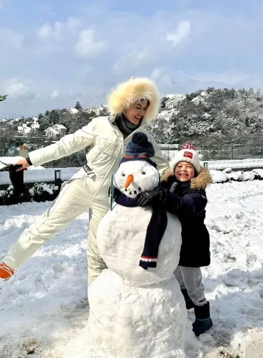 Fahriye Evcen, eşi Burak Özçivit ve oğullarıyla birlikte karın tadını çıkardı