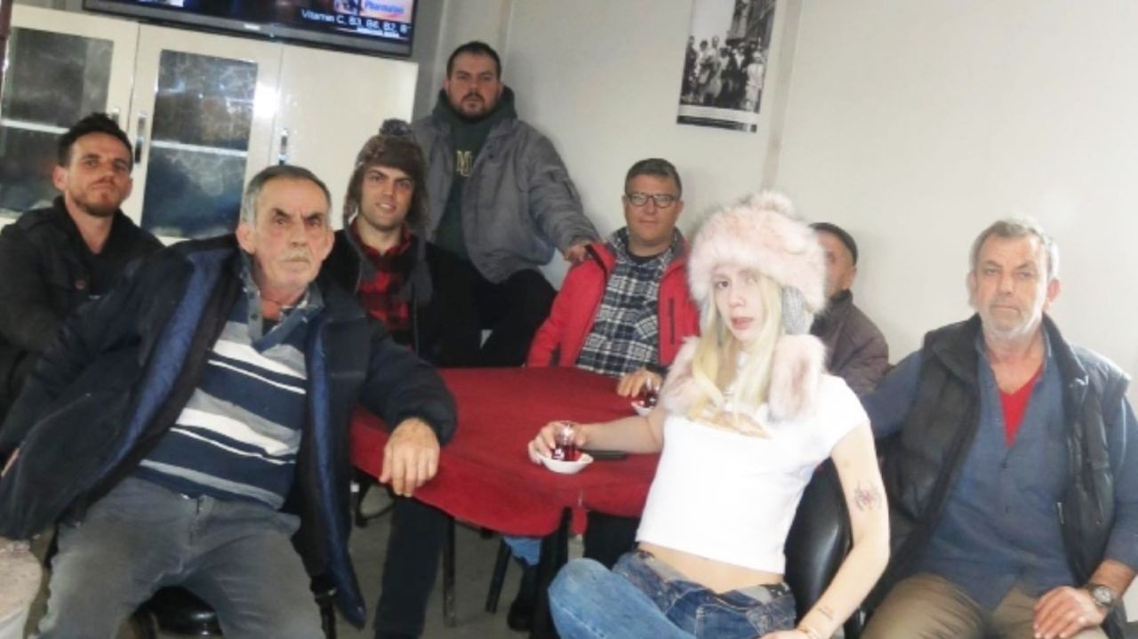Aleyna Tilki kahvede dayılarla...