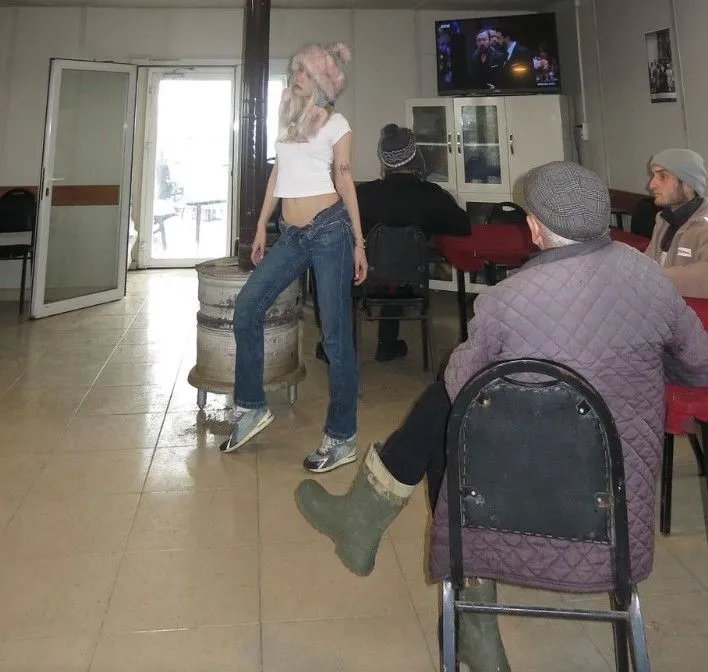 Aleyna Tilki kahvede dayılarla...