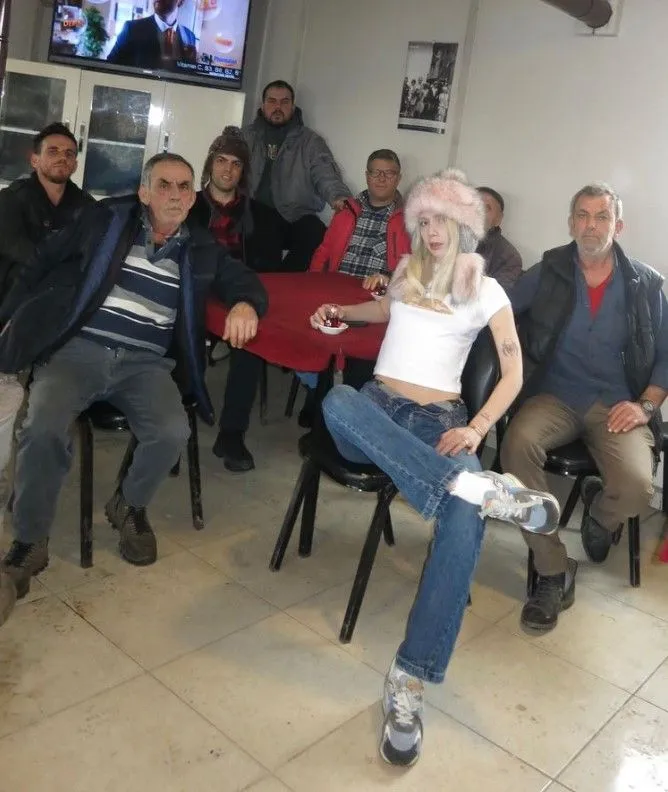 Aleyna Tilki kahvede dayılarla...