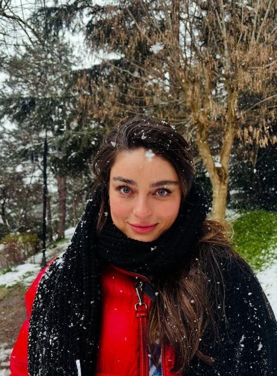 Oyuncu Ayça Ayşin Turan'ın kar pozları beğeni topladı