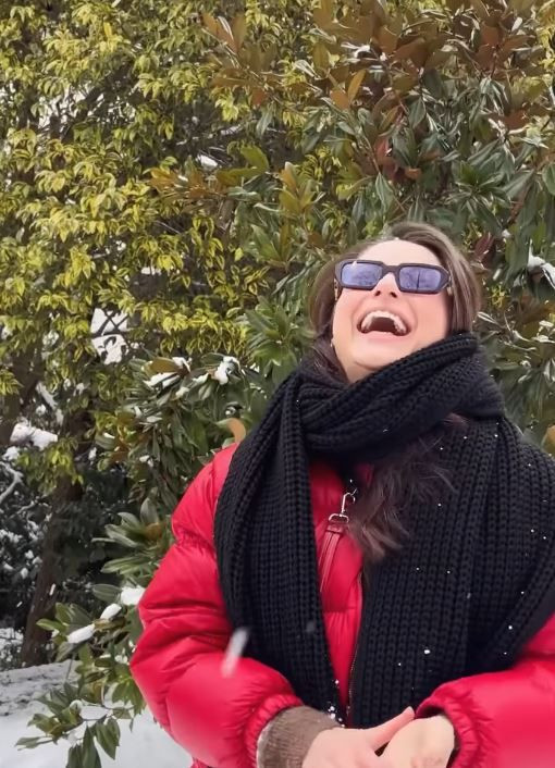 Oyuncu Ayça Ayşin Turan'ın kar pozları beğeni topladı