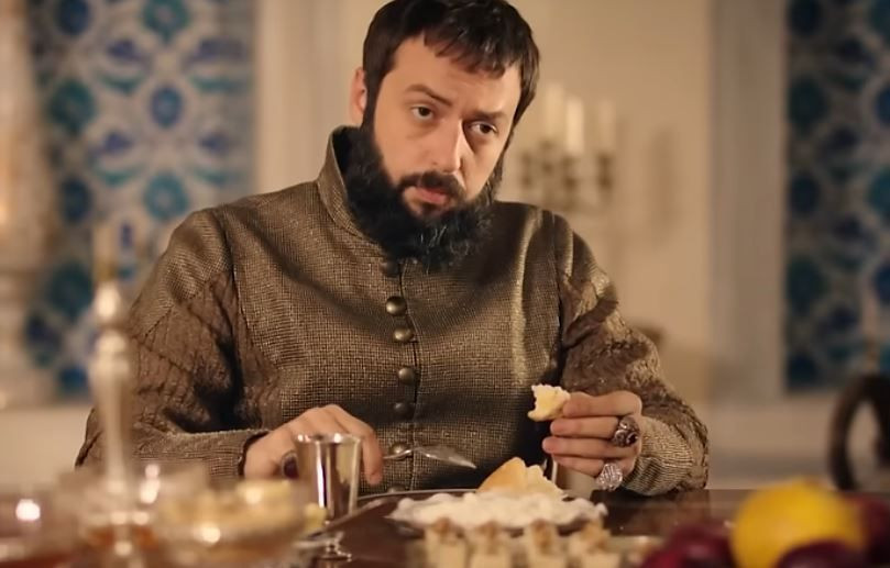 Okan Yalabık yeni sevgilisini ilk kez paylaştı