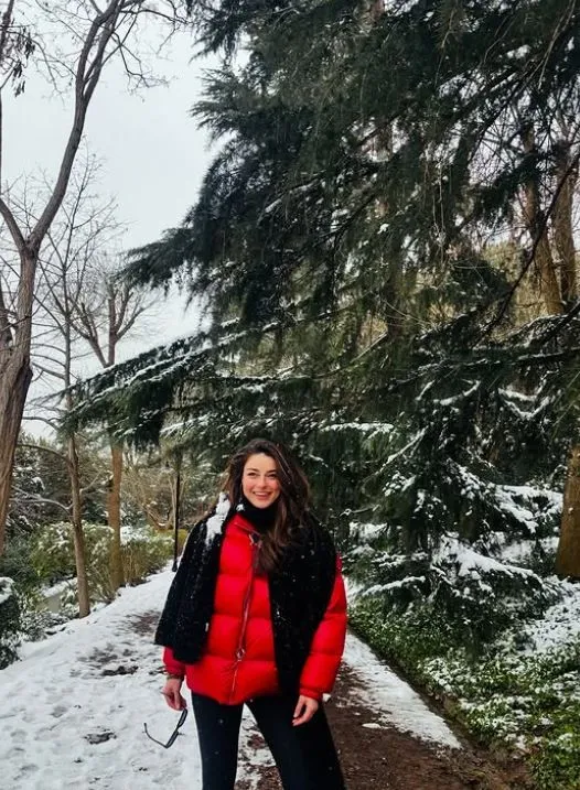Oyuncu Ayça Ayşin Turan'ın kar pozları beğeni topladı