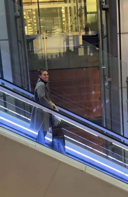 Aslı Enver ile kızı Elay'dan Londra pozları: Küçük gezgin
