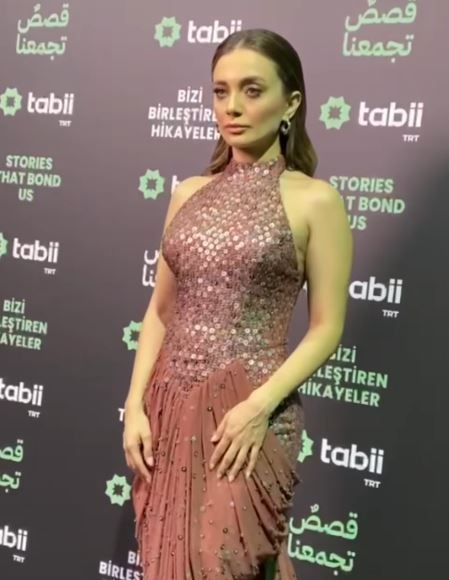 Tabii Dubai galasında ünlü oyuncular şıklığı ile dikkat çekti