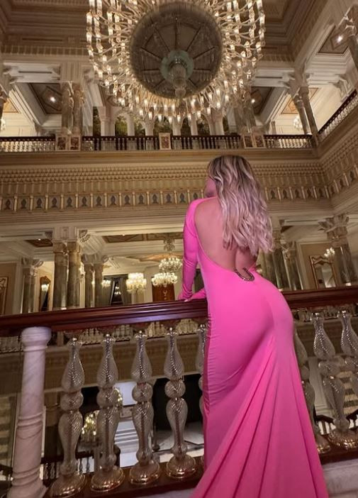 Wanda Nara 'Yılın kadını' ödülünü aldı! Pembe elbisesi ile dikkat çekti