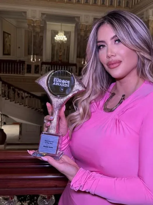 Wanda Nara 'Yılın kadını' ödülünü aldı! Pembe elbisesi ile dikkat çekti