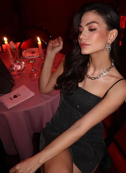 Demet Özdemir'den yeni yaşına özel pozlar: "Hoş gel 33, ruhum hala 17 "