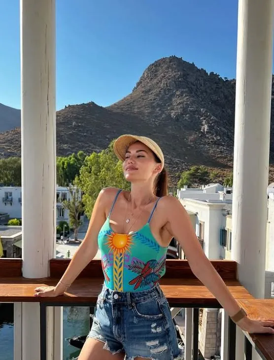 Fahriye Evcen'den yeni paylaşım: "Sizi sıcak bir güne ışınlıyorum"