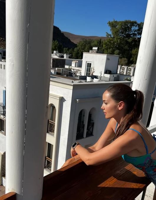 Fahriye Evcen'den yeni paylaşım: "Sizi sıcak bir güne ışınlıyorum"