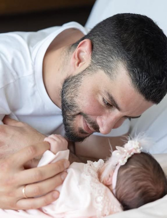 Berk Oktay babalık duygularını paylaştı: Evden çıkasım gelmiyor