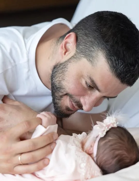 Berk Oktay babalık duygularını paylaştı: Evden çıkasım gelmiyor