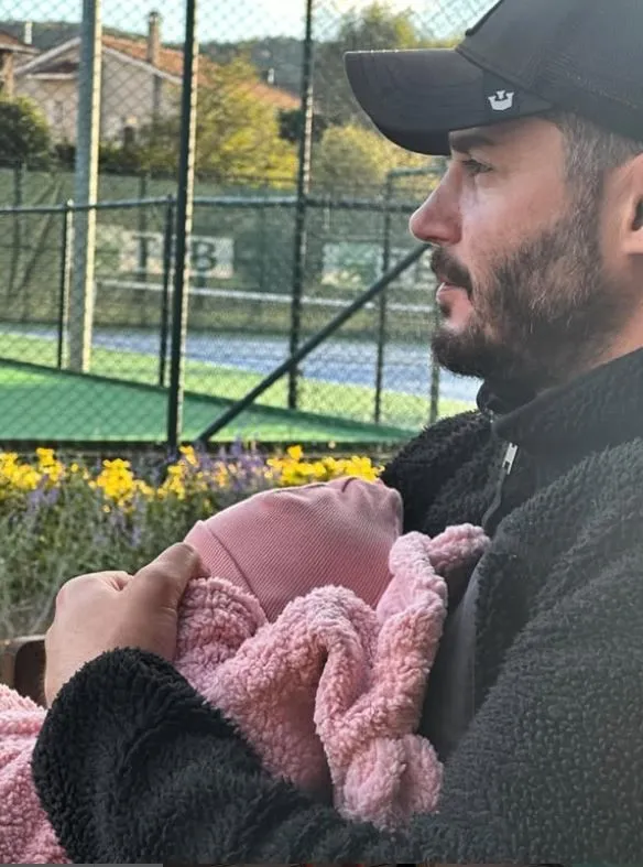 Berk Oktay babalık duygularını paylaştı: Evden çıkasım gelmiyor