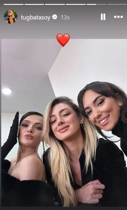 Uzak Şehir’in Alya'sı Sinem Ünsal'ın gala pozları beğeni topladı
