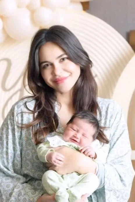 Zeynep Sever Demirel minik bebeğiyle poz verdi: "Yorgun, uykusuz ama çok aşık"