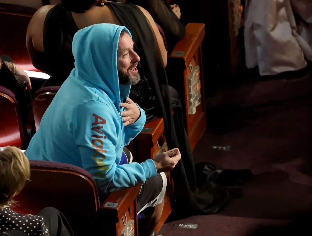Oscar törenine Adam Sandler’ın kıyafeti damga vurdu Oscar törenine Adam Sandler’ın kıyafeti damga vurdu