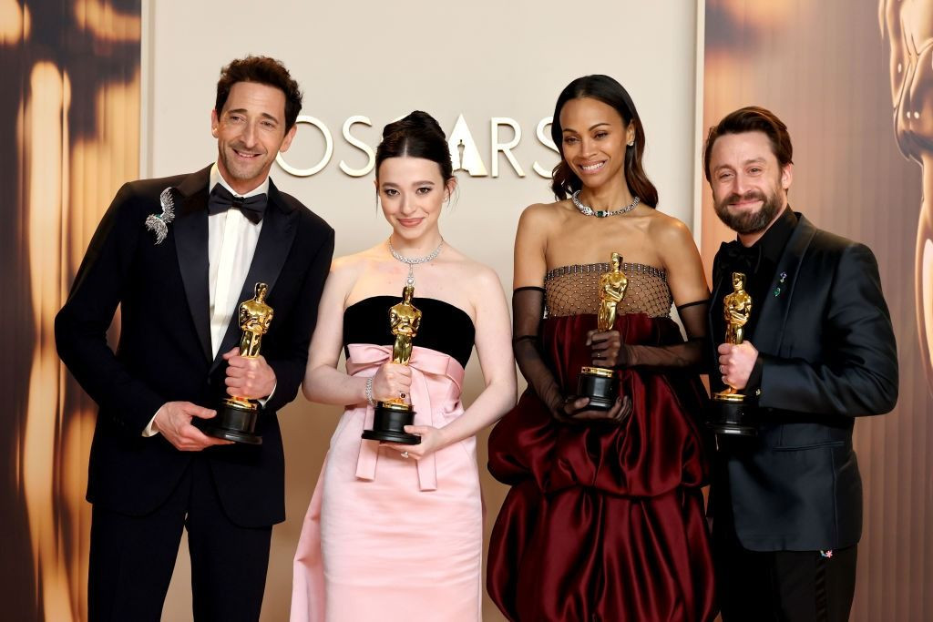 Halle Berry, sevgilisinin önünde Adrien Brody'nin dudaklarına yapıştı