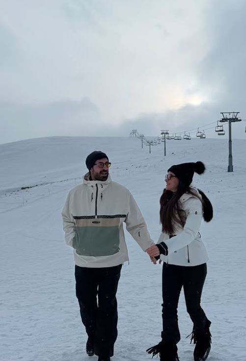 Hande Soral, ailesi ve kardeşleriyle kar tatilinde: "1. geleneksel kar tatilimiz"