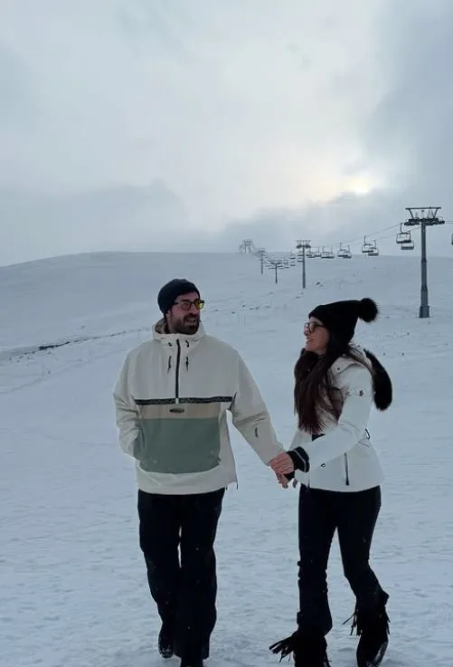 Hande Soral, ailesi ve kardeşleriyle kar tatilinde: "1. geleneksel kar tatilimiz"